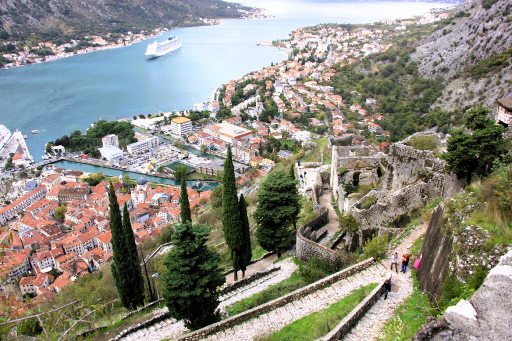 kotor-dallalto-1024x683 Escale à Kotor : fjord des Balkans et cité médiévale